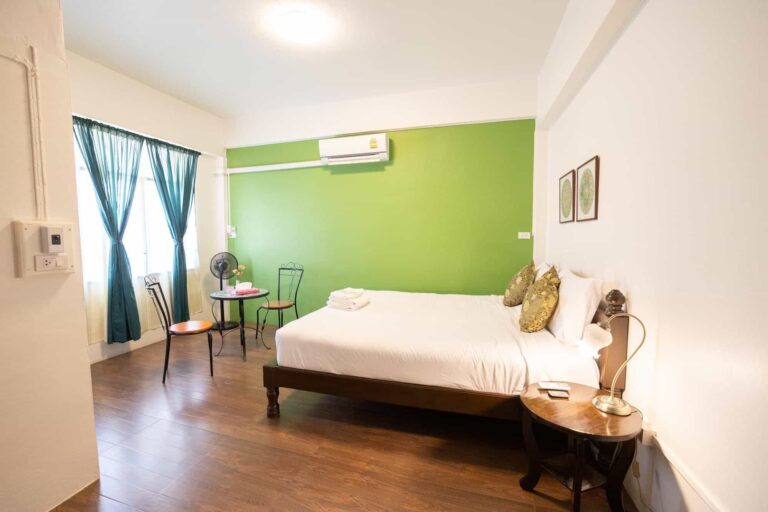 Sleeper House, Trang, Trang