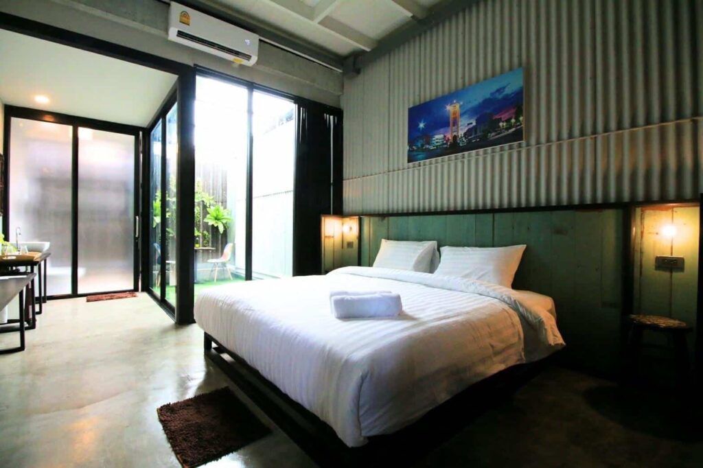 The Tree Sleep and Space, Trang, Trang