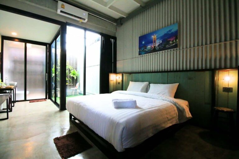 The Tree Sleep and Space, Trang, Trang